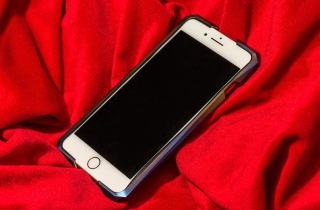Ốp viền đắt gấp đôi iPhone 8