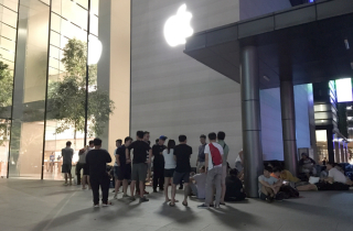 Người Việt vạ vật ở Singapore chờ mua iPhone X