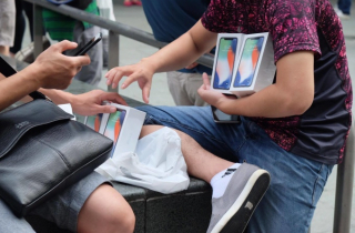 Apple Store Singapore mở cửa sớm vì người mua iPhone X quá đông