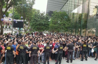 Hàng nghìn người xếp hàng mua iPhone X ở Apple Store Singapore