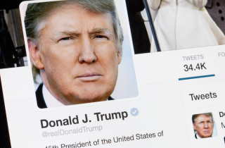 Nhân viên quèn của Twitter xóa tài khoản ông Trump ra sao?
