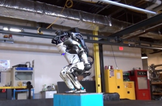 Video cú nhảy phi thường của robot gây chú ý Internet tuần qua