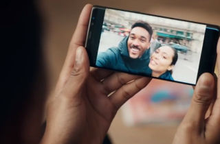 Motorola \'chế\' lại video Samsung đá xoáy Apple