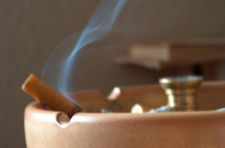 Mẹo khử mùi thuốc lá trên quần áo