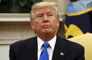 Trump hứng chỉ trích vì \'khoe nút kích hoạt hạt nhân\'