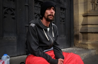 \'Người hùng\' trong vụ khủng bố Anh thừa nhận trộm đồ của nạn nhân