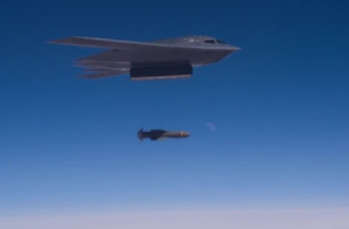 Mỹ nâng cấp siêu bom chuyên đối phó hầm ngầm Triều Tiên