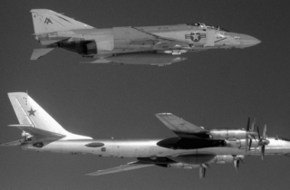 Lần đầu chạm mặt \'Gấu hạt nhân\' Liên Xô của phi công Mỹ năm 1966