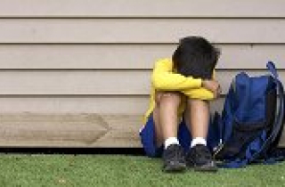 Muốn biết con bị bắt nạt ở trường, cha mẹ cần dùng bảy câu hỏi dưới đây