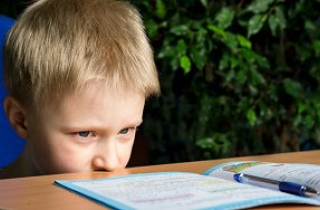 9 tác hại khi cha mẹ để trẻ sử dụng smartphone