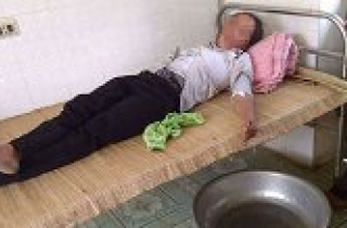 Phát hiện chồng nói chuyện tình cảm với người phụ nữ khác, vợ ăn lá ngón tự tử