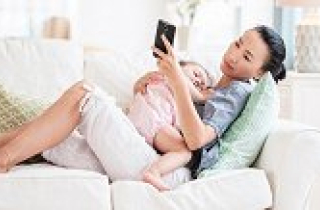 Trẻ con 'thèm khát' cha mẹ đừng chúi đầu vào điện thoại