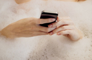 Bé gái 14 tuổi tử vong vì thói quen mang điện thoại vào phòng tắm