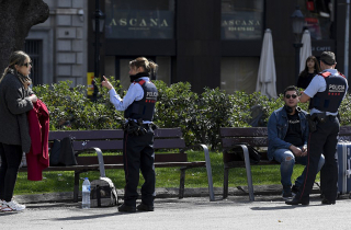 Các nước phạt người vi phạm lệnh hạn chế ra ngoài như thế nào?