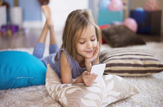 Bác sĩ tâm thần cảnh báo cha mẹ không nên cho trẻ dùng điện thoại trước 11 tuổi