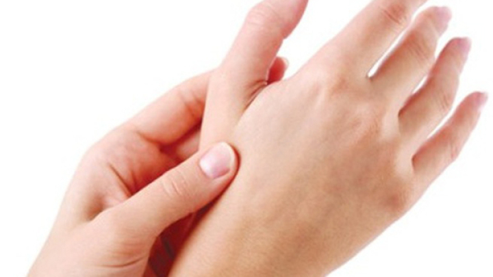 Tê tay dấu hiệu cảnh báo hàng loạt bệnh nguy hiểm