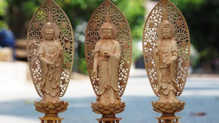 Bồ-tát Quán Âm đứng bên tay nào của Phật A Di Đà?