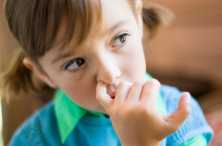 Dùng tay ngoáy mũi, coi chừng nhiễm vi khuẩn gây bệnh nguy hiểm chết người