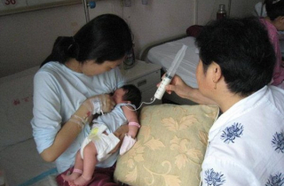 Người mẹ 28 tuổi bị nổ túi ngực 170 triệu đồng khi cho con bú