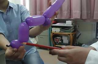 Tư thế yêu táo bạo khiến người đàn ông 62 tuổi gãy súng làm 3