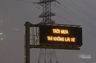 ‘Trời mưa thì không lái xe’: Dòng chữ kỳ lạ trên cao tốc
