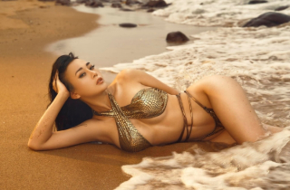 Loạt ảnh bikini khiến Phương Oanh được gọi là mỹ nhân nóng bỏng nhất nhì VTV