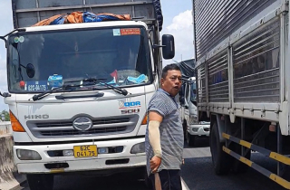Tài xế xe tải cầm dao dọa chém lái xe cứu thương