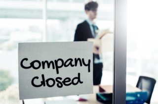 Gây phẫn nộ khi tuyển trợ lý ngủ với khách hàng, một công ty phải đóng cửa