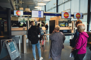 Loạt quốc gia EU kêu gọi ngừng cấp thị thực du lịch cho công dân Nga