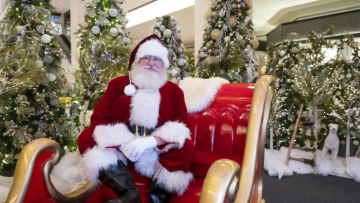 Những cách phát quà độc lạ của ông già Noel khắp thế giới