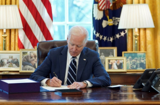 Tổng thống Mỹ ký dự luật chi tiêu 1,7 nghìn tỷ USD