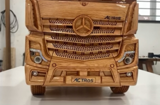 Mercedes-Benz Actros bằng gỗ tinh xảo của thợ Việt