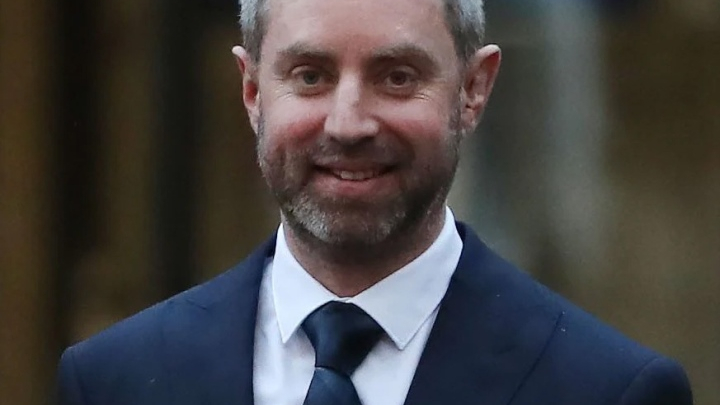 Người đàn ông bị vợ đánh suốt 20 năm, luôn phải trang điểm để che dấu vết