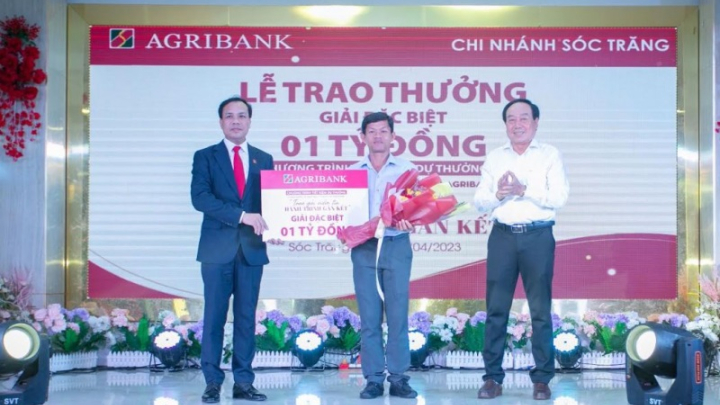 Agribank trao giải đặc biệt 1 tỉ đồng cho khách hàng gửi tiền tại Sóc Trăng