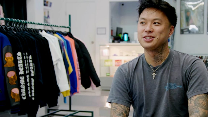 Từ chàng trai bán giày đến doanh nhân kiếm tiền tỷ, tất cả bắt nguồn từ thứ đồ “bỏ đi” nhà ai cũng có