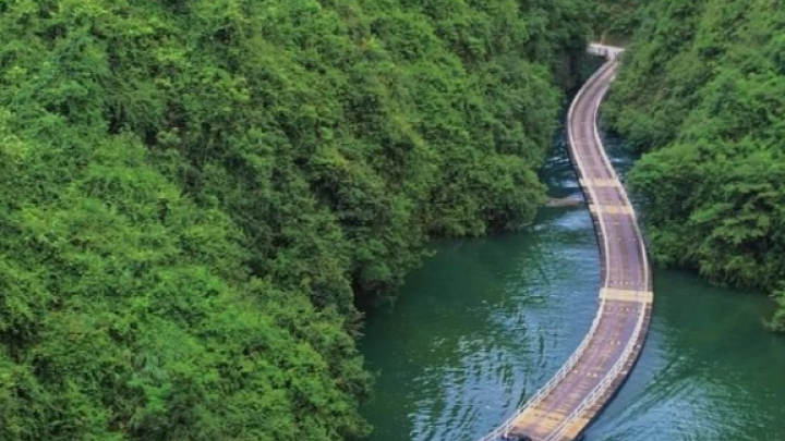 Xây cầu không có trụ vẫn chịu ‘ngon ơ’ sức nặng của 10.000 người, Trung Quốc khiến thế giới ngỡ ngàng với công trình nổi trên mặt nước độc nhất vô nhị