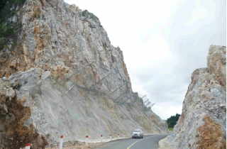 Chủ đầu tư nói gì về lo ngại “dính” đá rơi khi lưu thông trên cao tốc Mai Sơn- quốc lộ 45?