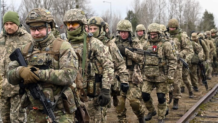 Ukraine miễn nghĩa vụ quân sự cho người có lương trên 800 USD