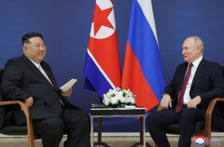 Tổng thống Putin tặng Chủ tịch Triều Tiên ô tô do Nga sản xuất