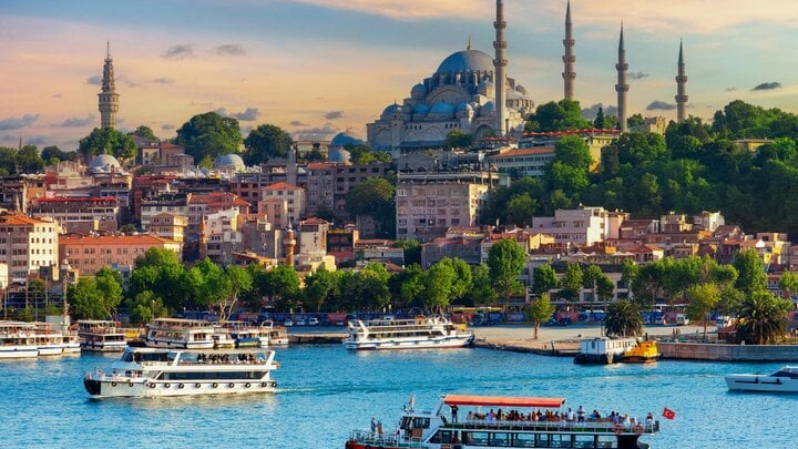 Du ngoạn thành phố duy nhất nằm giữa hai lục địa, sầm uất bậc nhất thế giới