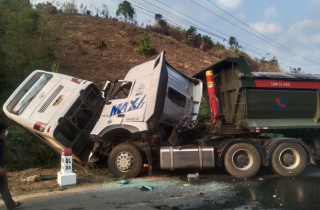 Thông tin thêm về vụ xe đầu kéo tông xe khách ở Kon Tum