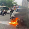 Hà Nội: Xe máy đang lưu thông bốc cháy dưới gầm ô tô