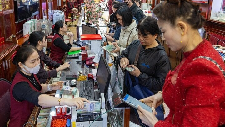 Phải chặn ngay giá vàng đang tăng điên loạn để không gây hệ lụy kinh tế