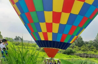 Khinh khí cầu chở 9 người đáp xuống ruộng lúa ở Hà Nội