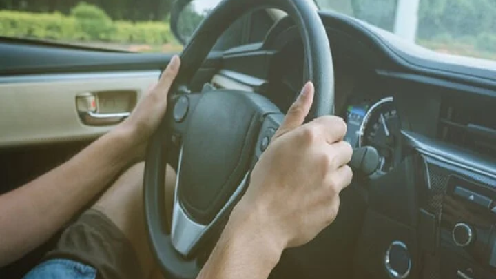 Thuê tài xế vì say rượu, nào ngờ tài xế còn say hơn, lại không có bằng lái