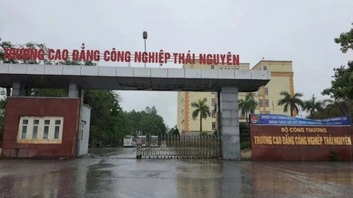 Nhiều học sinh trường Cao đẳng Công nghiệp Thái Nguyên nhập viện, 1 em tử vong