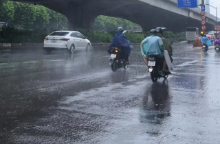 Gió mạnh quật ngã nhiều người đi đường ở Hà Nội