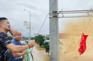 Dùng ròng rọc tiếp tế đồ ăn miễn phí cho người dân mắc kẹt trong cơn lũ lịch sử