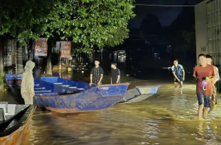 Nước lũ rút ở Thái Nguyên, thuyền chùa Hương chi viện Yên Bái