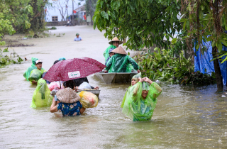 Hà Nội: Huyện Chương Mỹ ngập nặng, nước lũ cao đến đầu người